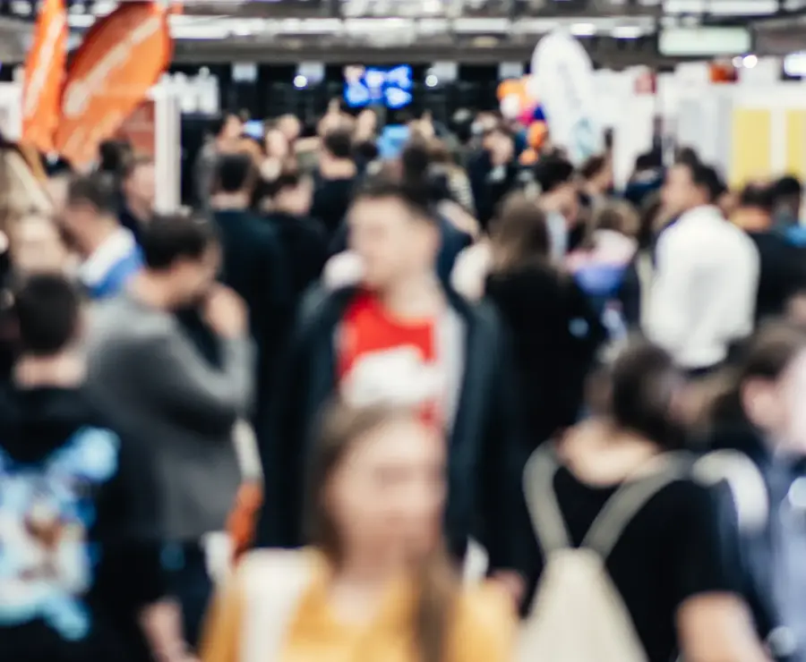 Besucher auf einer Messe