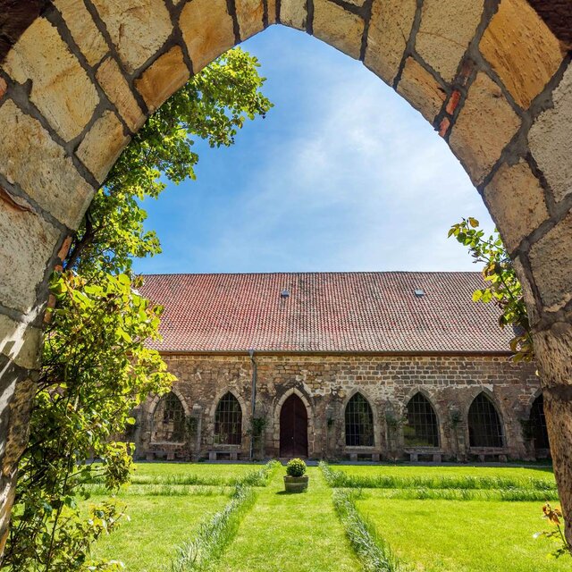 Kloster Michaelstein durch einen Torbogen
