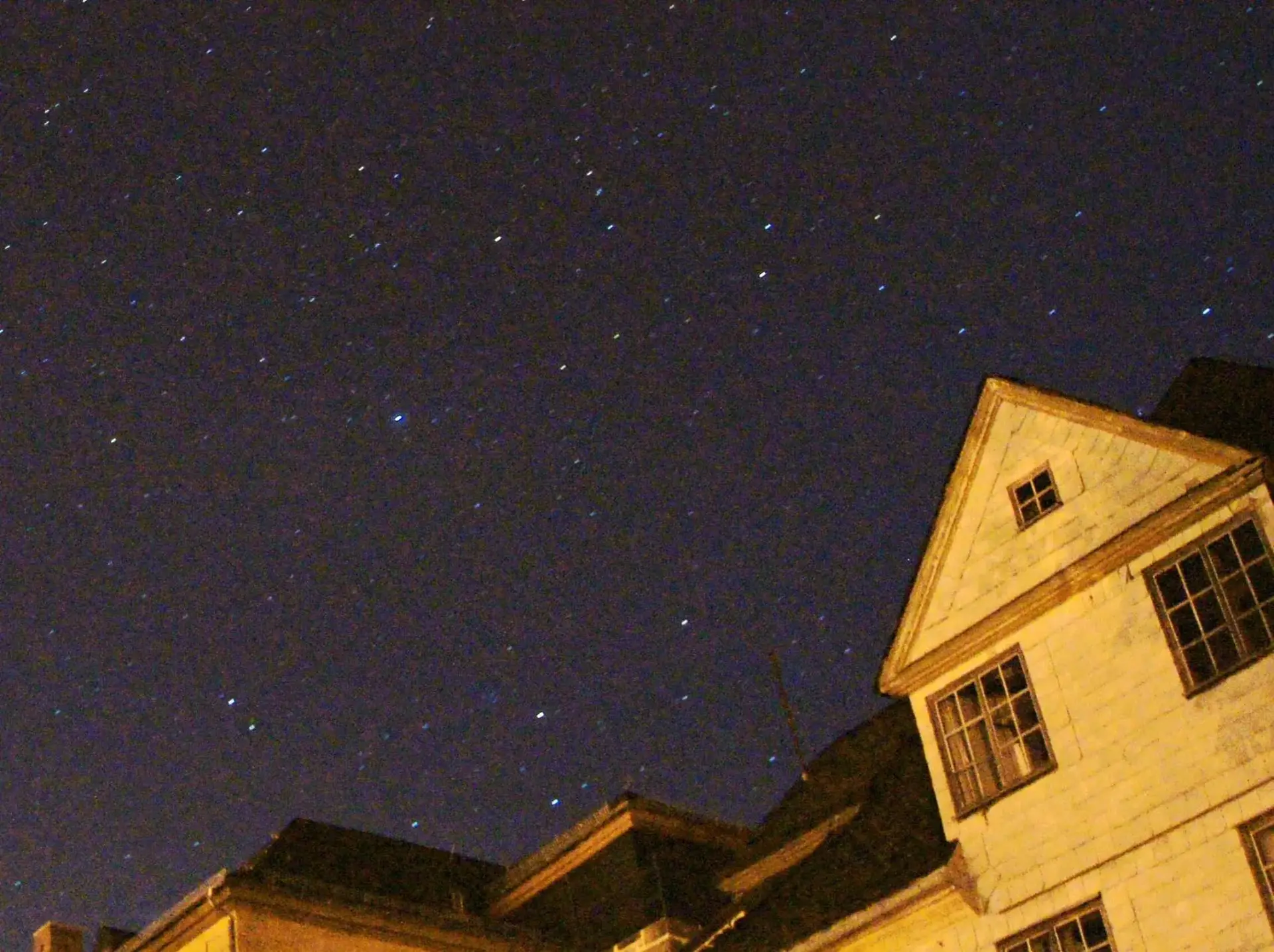 Historisches Haus unter dem Sternenhimmel